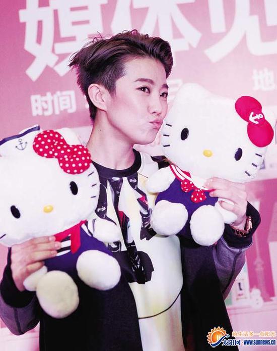刘力扬亲吻Hello Kitty。记者 陈理杰 摄
