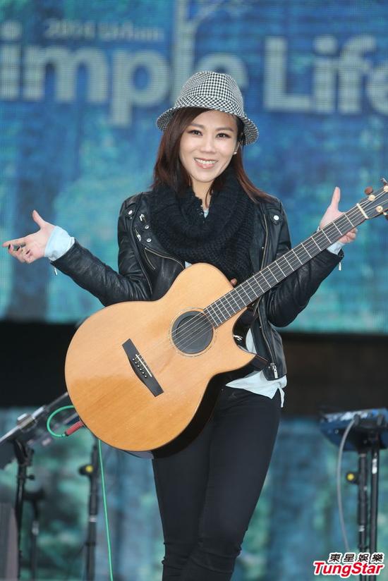 蔡健雅为蛋糕放下身段 求李宗盛赏摊位