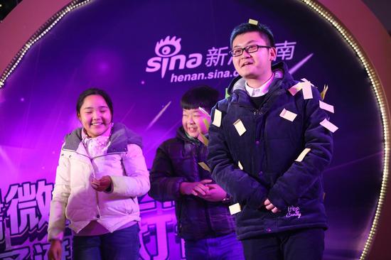 现场还给大家带来了精彩的魔术表演以及趣味网友互动游戏,欢声笑语热闹非凡。
