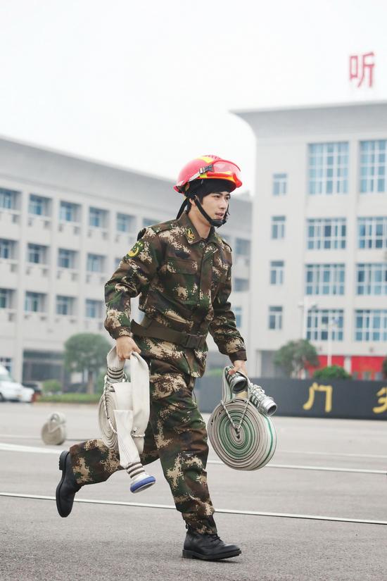 陈学冬勇登101米云梯 萌娃担心齐飙泪