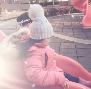 小妮子开心滑滑梯
