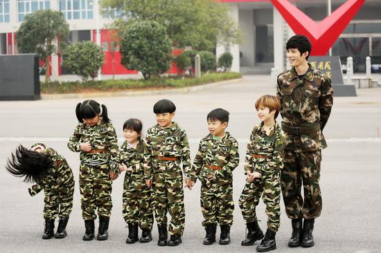 陈学冬勇登101米云梯 萌娃担心齐飙泪