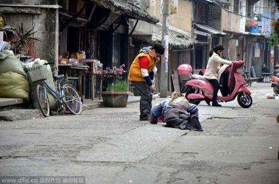 网友跟拍“残疾”乞丐变身全过程