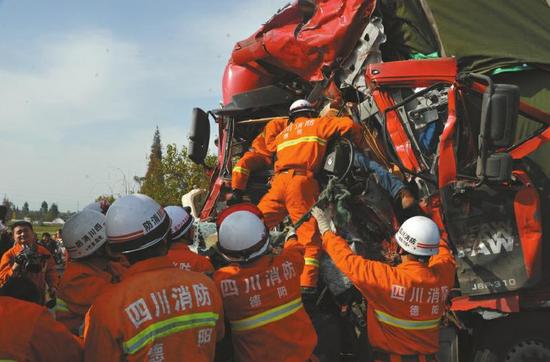 消防官兵破拆营救。