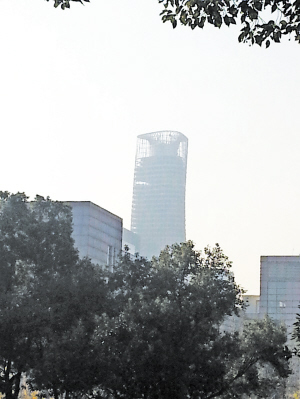 图中在建高楼看上去有点歪。 记者 吴震宁 摄