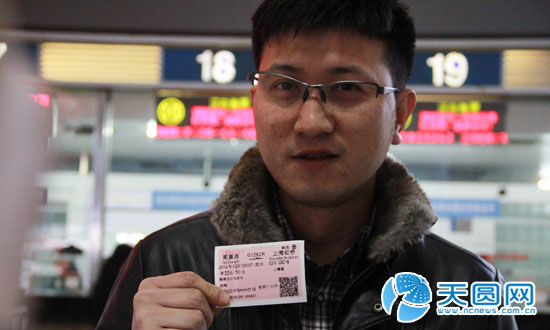 南昌火车站售出沪昆高铁南杭段首张车票
