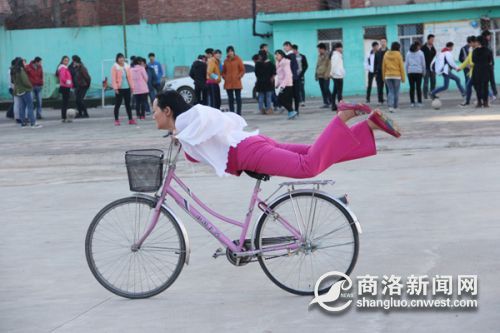 商洛58歲大媽苦練車技圖