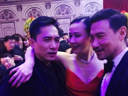 刘嘉玲醉酒搂梁朝伟