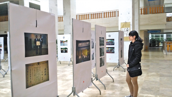 学生观看内藤敬来华20年图片展