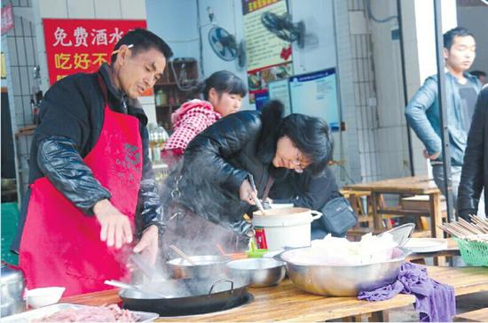 检查人员正在查看豆瓣生产日期。