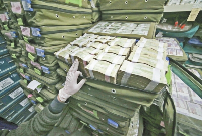 银行工作人员将残损币整理打捆后,准备送走统一处理。记者李斐斐摄影