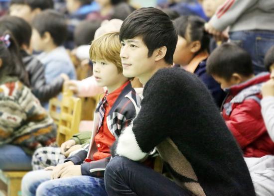 陈学冬勇登101米云梯 萌娃担心齐飙泪