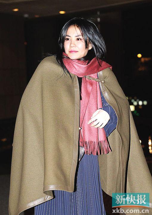 王菲只身为刘嘉玲庆生 罕见停下让拍照