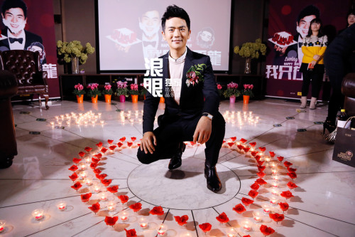新浪娱乐讯 12月9日是“温太医”张晓龙的40岁生日。7日，他和粉丝在京一起庆生，还透露他从小就没有过生日的习惯，这是他第一次过生日。(京雅 文 锐利 图)