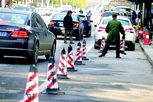 图为:武昌区沙湖路,餐馆门前的公共车位几乎全被侵占,非就餐车辆不允许停放。