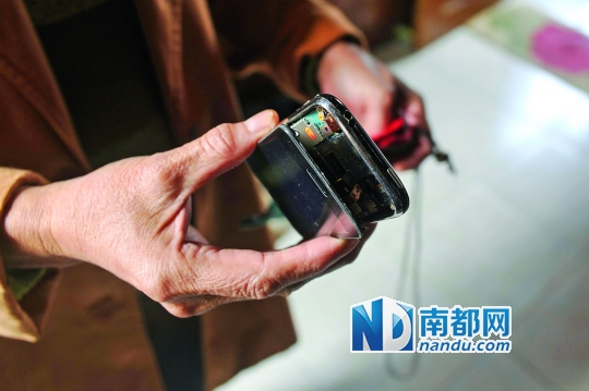 发生爆裂的iPhone手机。南都记者 梁炜培 摄