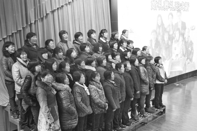 垌头村的大妈们在表演合唱