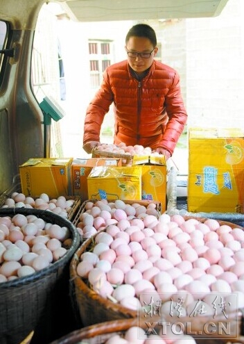黄石溪每天出售20000枚新鲜土鸡蛋，成为长沙闻名的“鸡蛋哥”。(记者 张哲 摄)