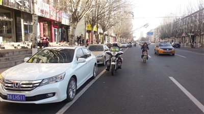 已划上单行标识的街道