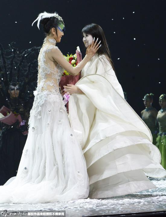 小彩旗妆容大变厚粉惨白 网友:演贞子?|杨丽萍|小彩旗|贞子_新浪娱乐_新浪网