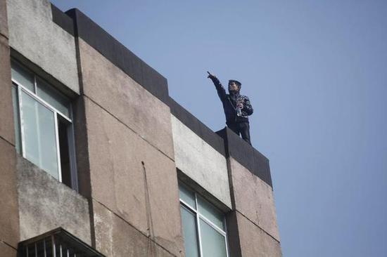男子跳楼身亡 掉落瞬间被拍下