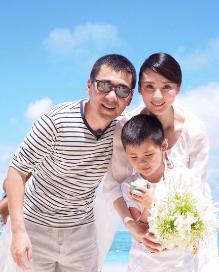 网曝李湘一家三口代言费高达1500万