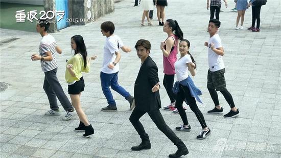 《重返20岁》陈柏霖台北快闪跳最炫民族风