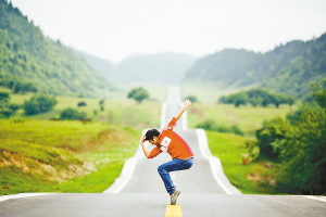 小伙玩个性 换100多个景点用同一姿势拍照