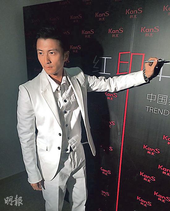 王菲谢霆锋情侣造型会合 甜蜜返京(图)