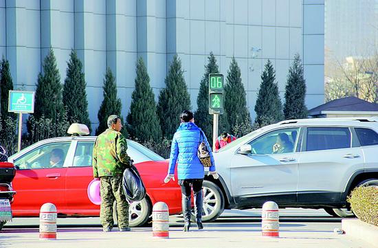 并州北路双塔寺街口斑马线前,司机没有礼让。