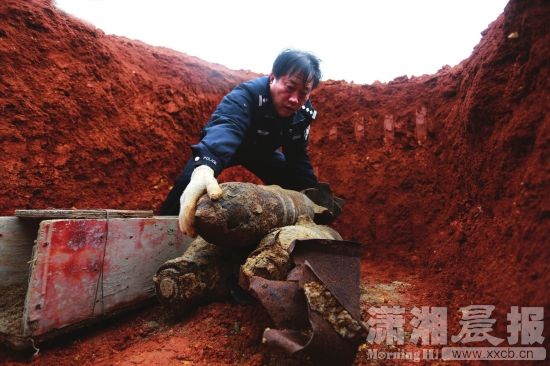 12月8日,衡阳市警方集中销毁废旧炮弹。图/潇湘晨报通讯员刘晓飞