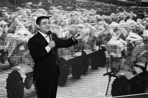 陈光标在论坛上演讲 记者 张培坚 摄