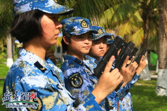 西沙女兵在烈日下进行射击训练。