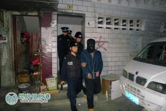 犯罪嫌疑人崔某在警方的押解下對(duì)作案現(xiàn)場(chǎng)進(jìn)行指認(rèn)。記者合宇聰/攝