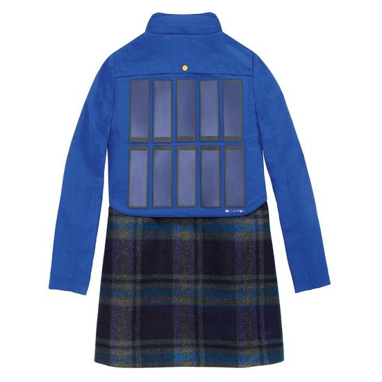 太阳能电池板外套开售:可给手机充电(组图)|太