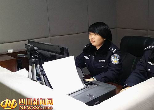 王婷婷正在对犯罪嫌疑人进行询问