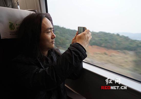 　12月9日，在试运行中的沪昆线长怀段高铁上，知名现代艺术家舒勇用手机拍下沿途的美景。