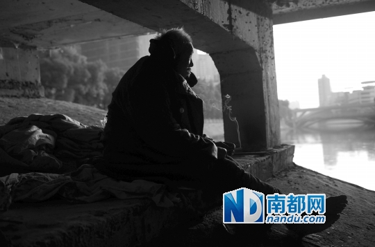 这名老人已有60多岁，自称是河源紫金人，已经在桥洞生活了4年多。南都记者 梁清 摄
