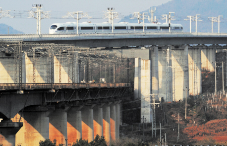 近日，一辆高铁试验列车行驶在横跨浙赣铁路桥的沪昆高铁浙江义乌东特大桥上。新华社发