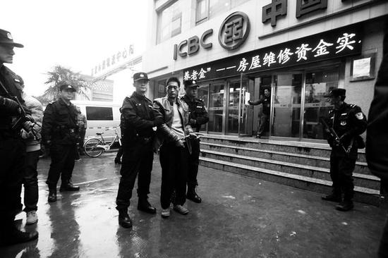 嫌疑人稱，他是在這家銀行取走的錢