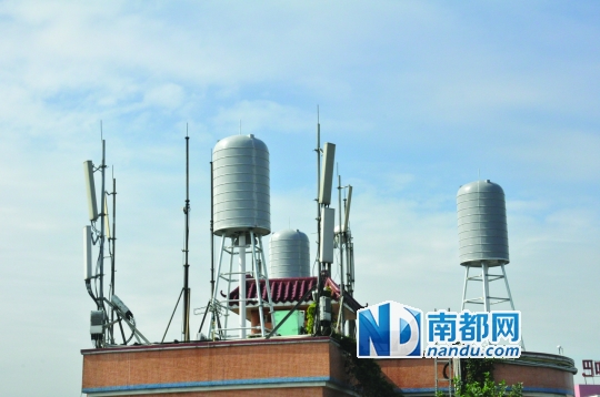 冼沙4坊3村通讯基站密集的天线。 南都记者 余元锋 摄