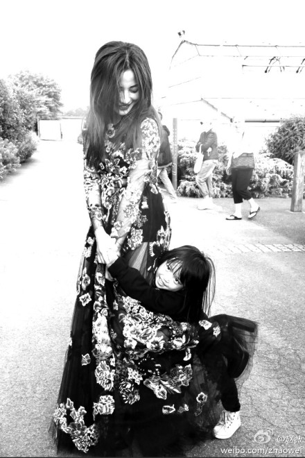 赵薇和女儿玩耍