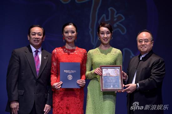 周洁和学校受颁美中文化交流和社区贡献奖