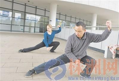 如果玫瑰不出差,每天中午,欧海兵都会和她练习太极 记者 张媛 实习生 夏湘鹏 摄
