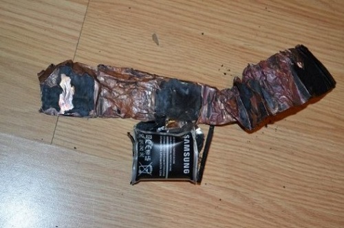 三星Galaxy待机状态下玩自爆：电池火光四射引燃枕头（图）