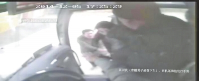 事发时的监控录像截图(画面显示文字为受害人陈述) 嫌犯挟持受害人下车,司机疑似打了个手势