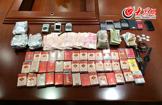 警方缴获的全部被盗赃物,包括1万余元现金和大量数码相机、手机、手表、香烟等物品。