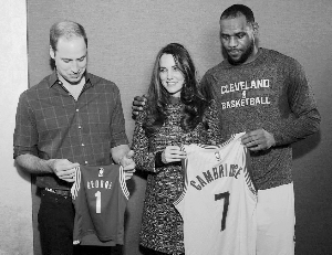 詹姆斯手搭凯特王妃香肩 威廉垂头不语|威廉|凯