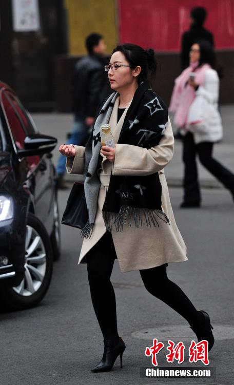 成都入冬美女混搭出行 美丽冻人 