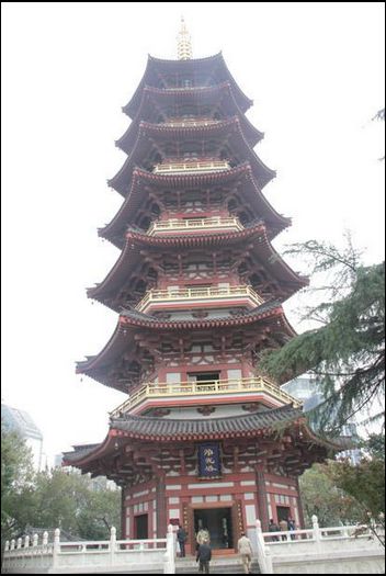 永嘉大师舍利目前供奉在妙果寺所在的松台山顶净光塔内，  每年开放一周供大众瞻仰礼拜